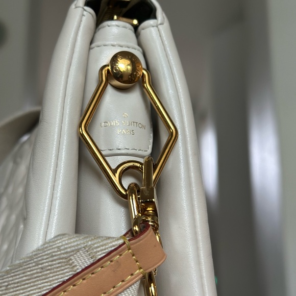 Louis Vuitton White Quilted Women's Bag - Picture 11 of 12